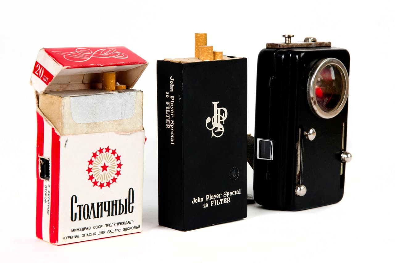 Los espías hacían imágenes con estos dispositivos instalados en cajas que simulaban las marcas comerciales de cigarrillos. El museo ha abierto casi tres décadas después del fin de la KGB, justo cuando 
<a href="https://www.univision.com/temas/rusiagate">un fiscal especial investiga la injerencia de Rusia en las elecciones presidenciales de estadounidenses de 2016.</a>