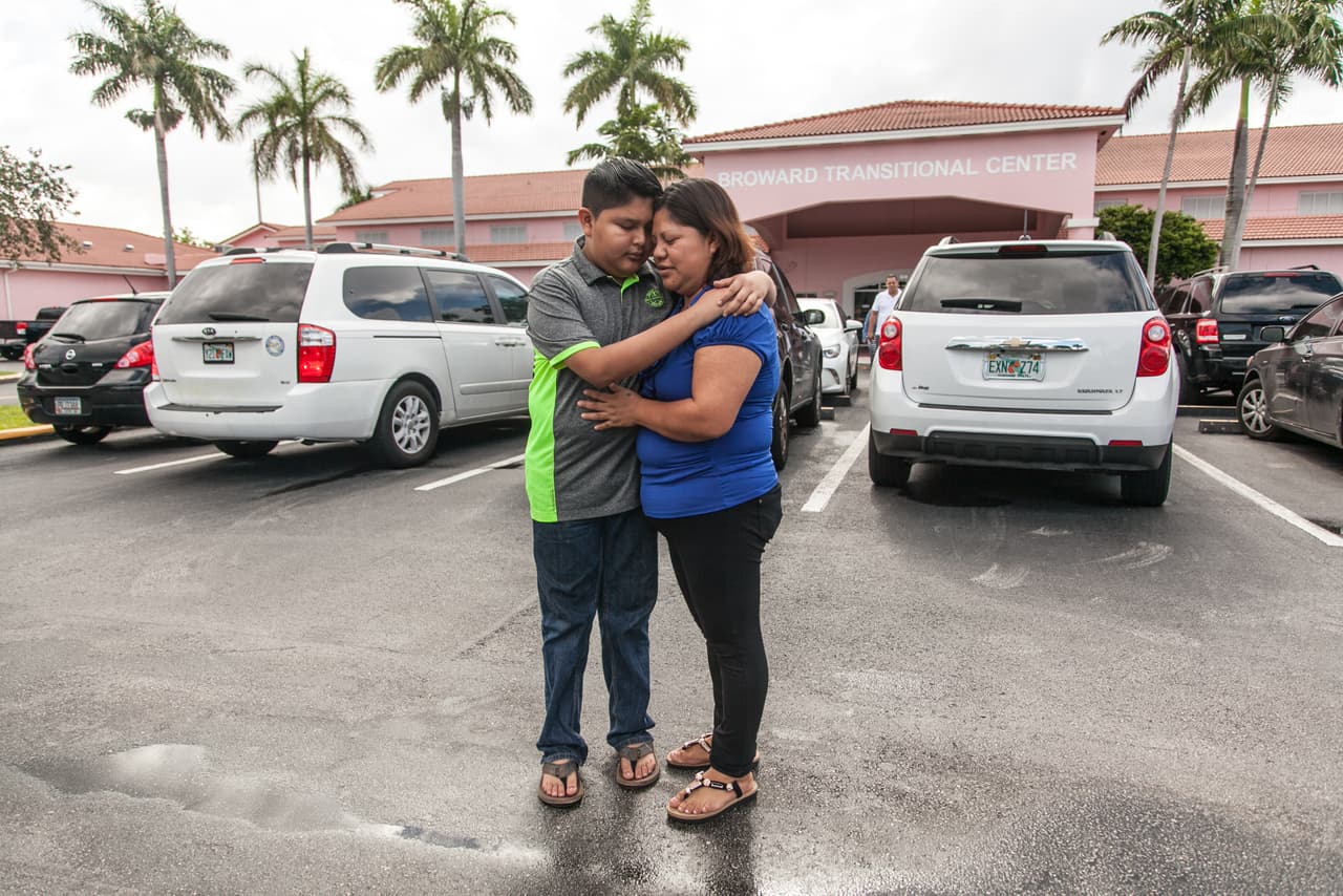 Los domingos es el día de encuentro para la familia. Maty y Jimmy se levantan a las 5.00 de la mañana para alistarse y viajar a Pompano Beach, a una hora de Jupiter, y llegar así temprano al centro de detención de Broward, donde está detenido Víctor. Cuando van a verlo, Jimmy dice serntirse "contento y feliz" de saber que su papá pasó una semana más en su país.