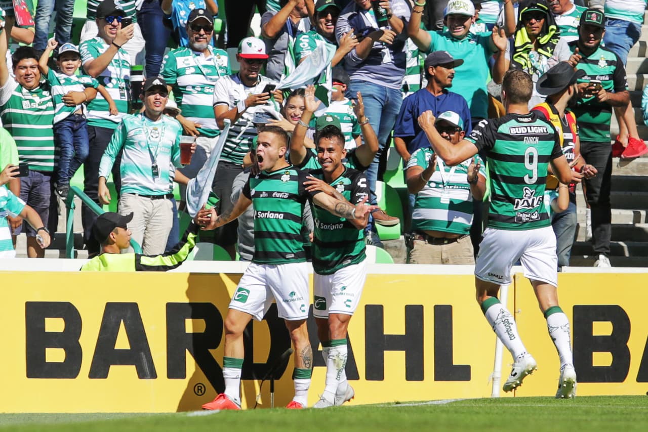 Los Guerreros ahora portaban una inédita combinación de shorts blancos y camiseta negra.