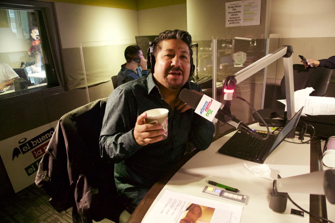 El Feo durante el show escuchando la felicitación de todos sus oyentes en su día.