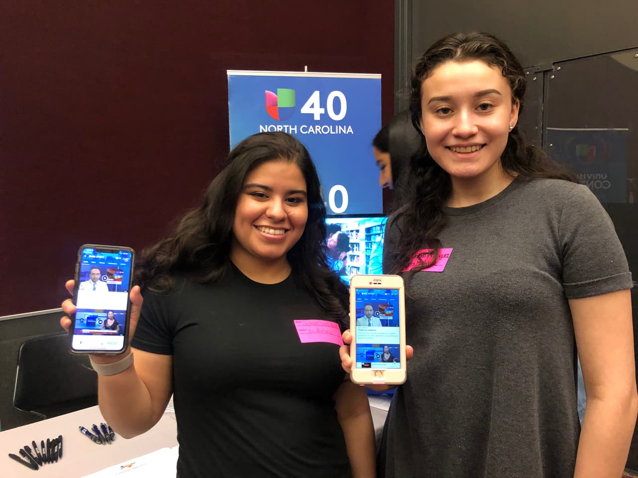 Estudiantes descargan la APP de Univision 40 North Carolina durante el Hispanic Education Summit 2019