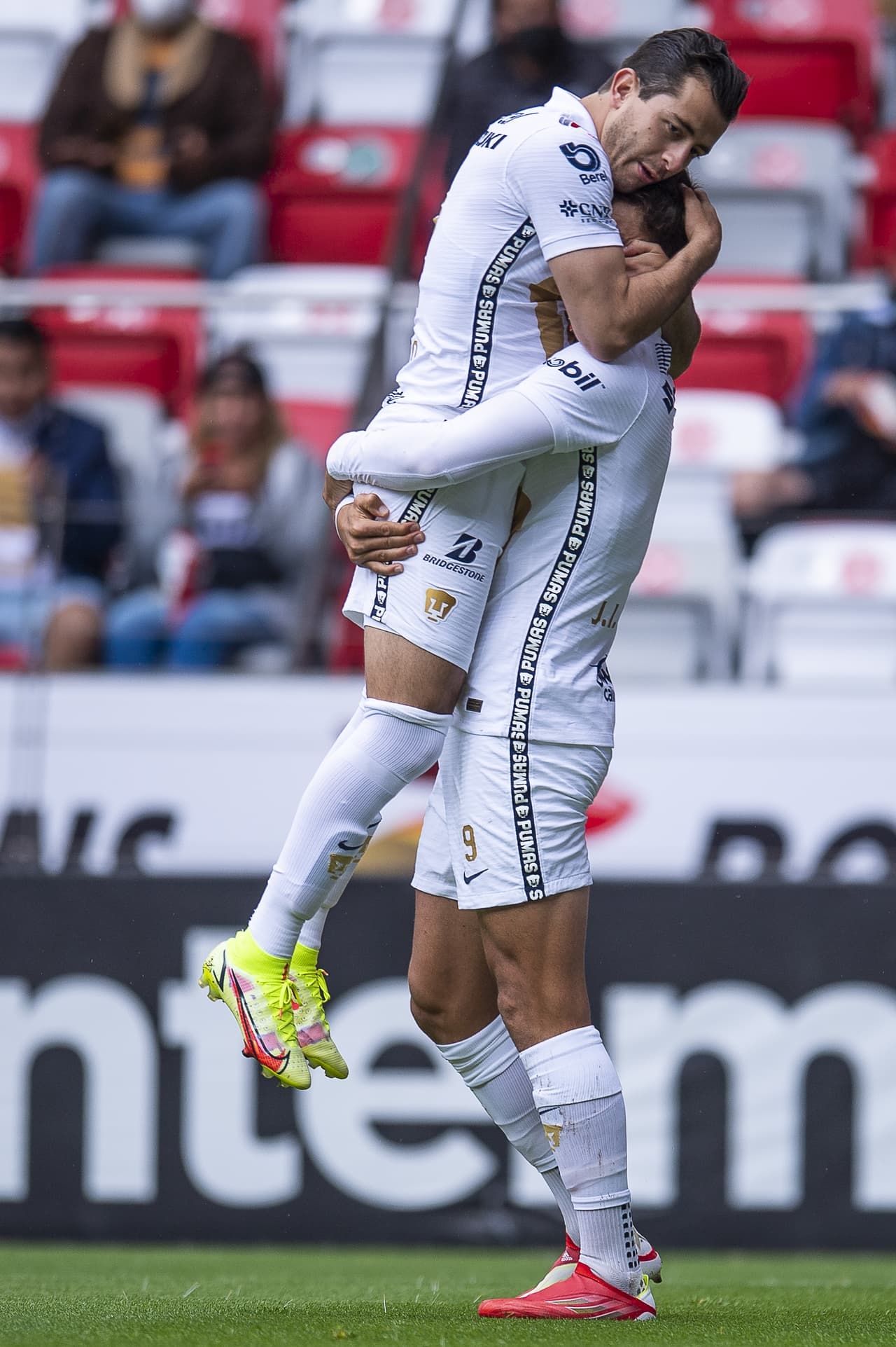 Toluca se impone en su casa 2-1 ante los Pumas de la UNAM, durante las séptima fecha del torneo de Apertura 2021 de la Liga MX. Juan Ignacio Dinneno abrió el marcador al minuto 8' tras cobrar un penal, sin embargo, los 'Diablos Rojos' remontaron con anotaciones de Rubens Sambueza (19') y Alexis Canelo (70').