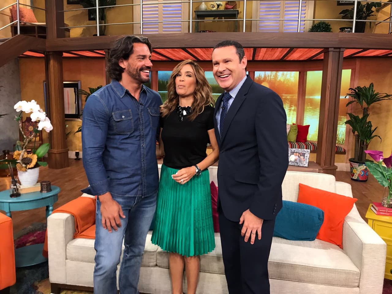 Por más que Karla intentaba mantenerse seria, Cristián y Alan hacían hasta lo imposible para que eso no sucediera.