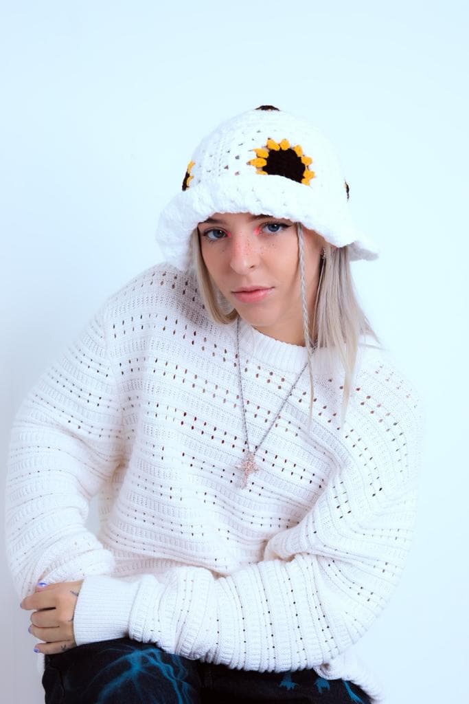 <h2 class="cms-H2-H2"><b>YOUNG MIKO</b></h2>
<br>
<br>La exponente urbana hace parte de la nueva cepa de artistas que crecen en la industria y llega con 
<b>4 nominaciones</b>: 
<b>La Nueva Generación Femenina, Girl Power, Mejor Álbum Urbano Femenina y Mejor Canción Trap.</b>