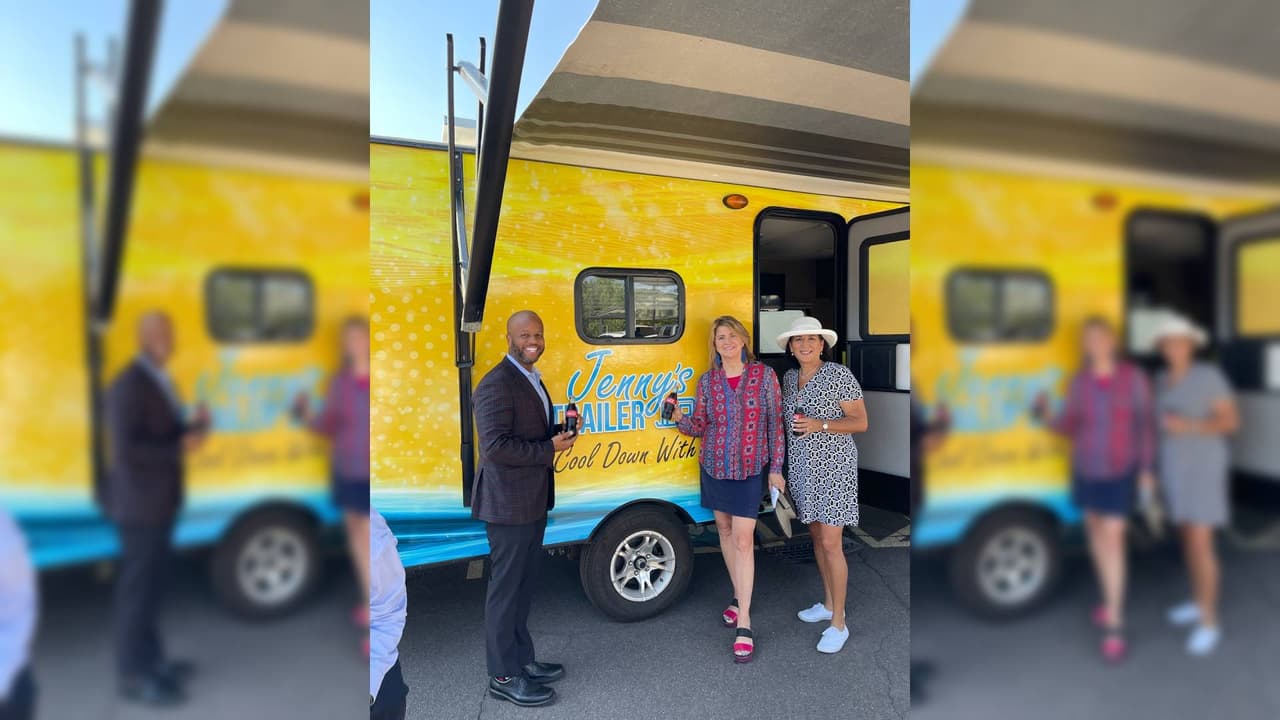 "El calor del verano de Arizona puede ser mortal, y quienes viven al aire libre necesitan acceso a lugares como 
<i>Jenny's Trailer</i>, donde pueden refrescarse y tomar una botella de agua fría", dijo el Mayor Corey Woods en un comunicado de prensa. Según la organización 
<i>Act Now</i>, el año pasado en Arizona cerca de 500 personas perdieron la vida debido al calor extremo, de las cuales 236 eran mayores de 55 años. [Una foto del alcalde Woods, los concejales Kuby y Garlic]
<br>