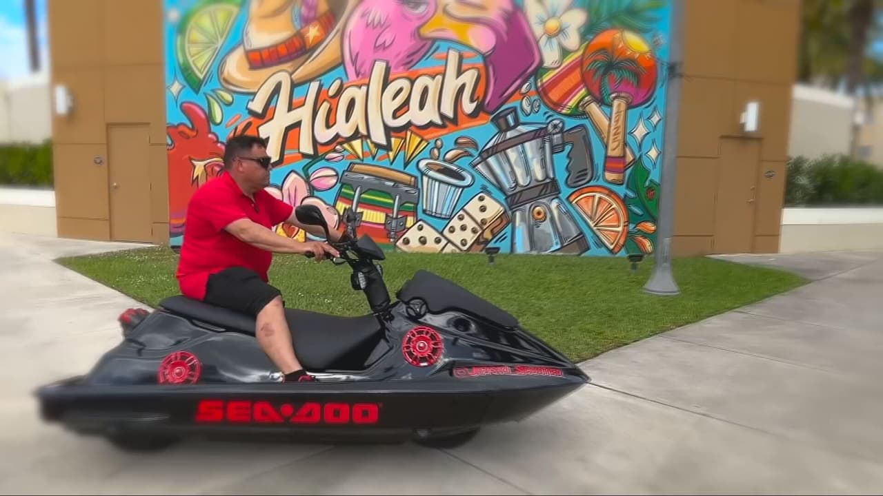 100 años de Hialeah: hombre se hace famoso por llevar una moto acuática a las calles