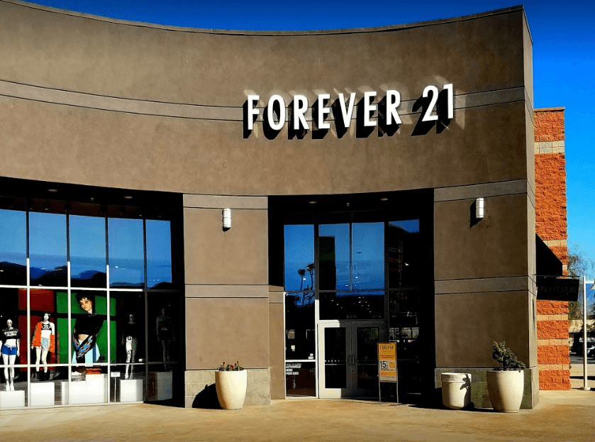 En el centro comercial The River en Rancho Mirage número 71800 Highway 111 Suite #B19, Rancho Mirage, CA