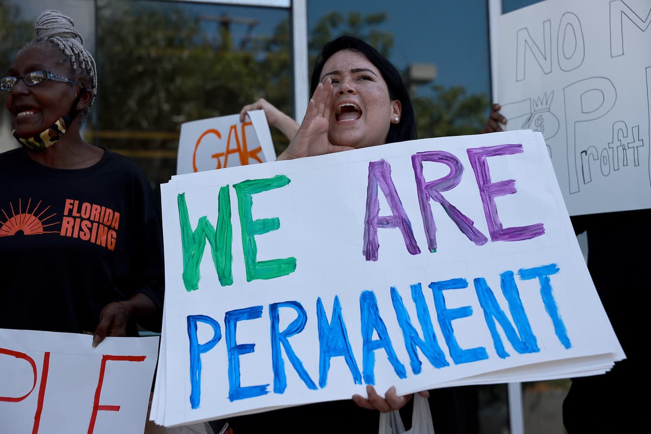 Esta no es la primera protesta contra esta ley.
<a href="https://www.univision.com/local/miami-wltv/senado-estatal-aprueba-proyecto-de-ley-no-digas-gay-estudiantes-de-miami-protestan-en-tallahassee-video" target="_blank">Estudiantes se manifestaron en Tallahassee</a>.
<br>