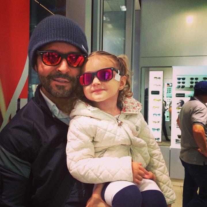 El actor de 'Fuego en la sangre' explicó lo que sucede en el video donde él le pide el comedor, pues asegura que el novio de Carolina se sienta en el lugar de su hija sin camisa y aclaró que la discusión data de hace un año. "Este comedor se lo compré a las niñas, 
<b>este es el lugar de las niñas, aquí no se puede sentar esta persona sin camisa</b>".
<br>