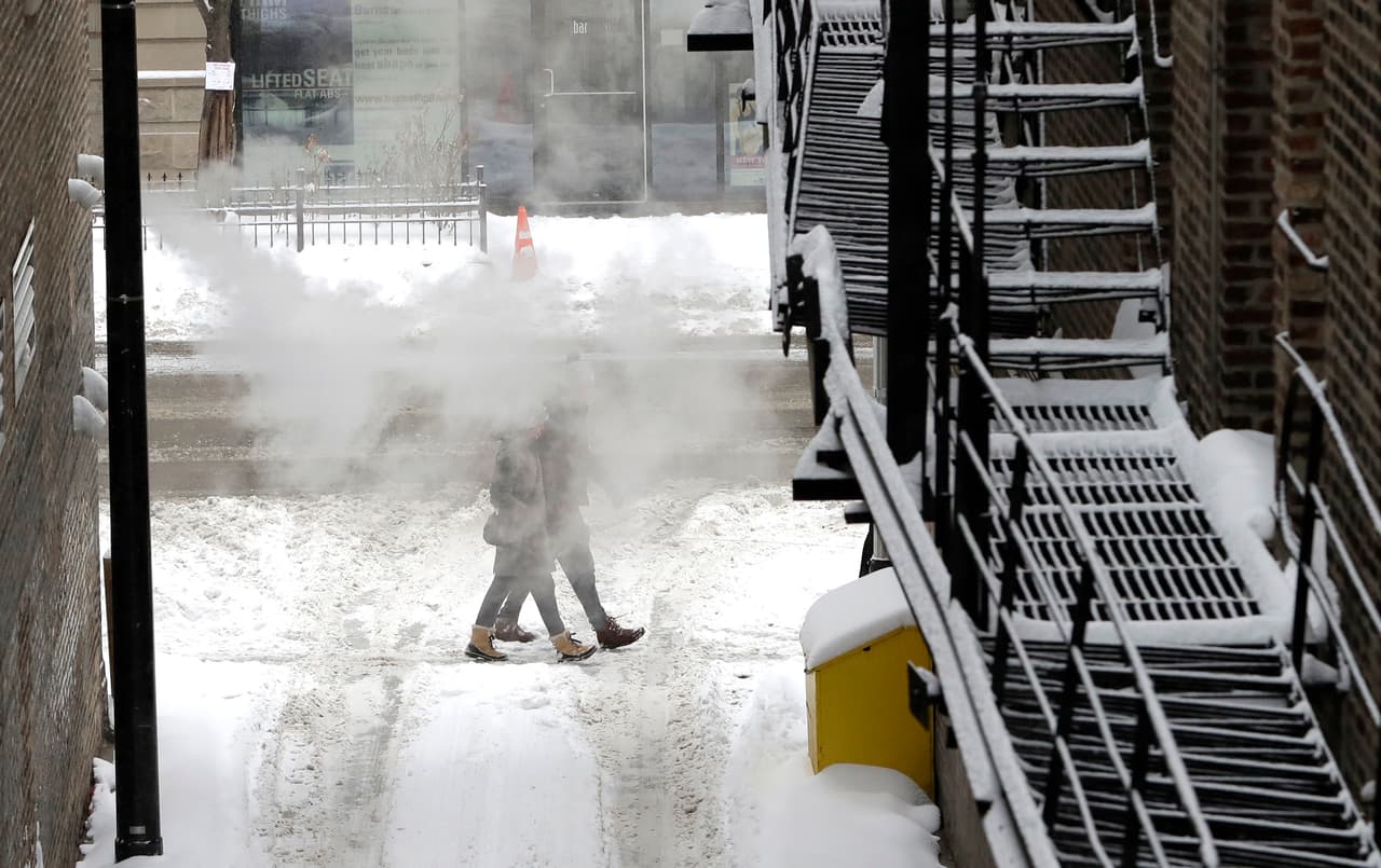 Cientos de usuarios del transporte público se preparaban para una jornada larga.