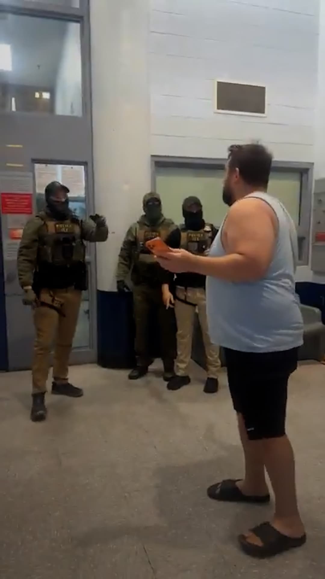 Agente de ICE rocía gas pimienta a un activista