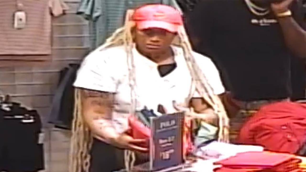 Autoridades de Humble dieron a conocer las imágenes de una sospechosa de robo
<b> que dejó abandonado a un menor mientras huía y piden ayuda de la comunidad para identificarla.</b>