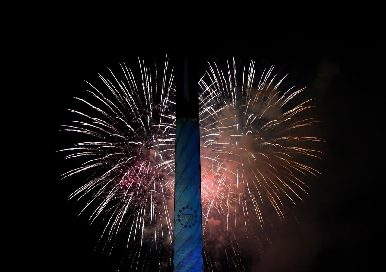 Mientras tanto, el National Mall también albergó un
<b> gran espectáculo de fuegos artificiales</b> para dar la bienvenida al año 2026.