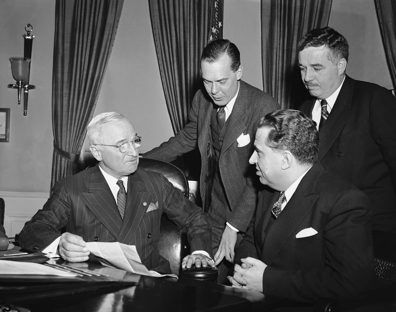 <b>Harry S. Truman (ascendencia inglesa, escocesa, irlandesa y alemana).</b> Nació en Lamar, Missouri, y ocupó el cargo entre 1945 y 1953. La "S" en su nombre proviene de sus dos abuelos, Anderson Shipp Truman y Solomon Young (de ascendencia escocesa e irlandesa, respectivamente). La historia de la familia Truman también tiene vínculos con ingleses descendientes de alemanes.