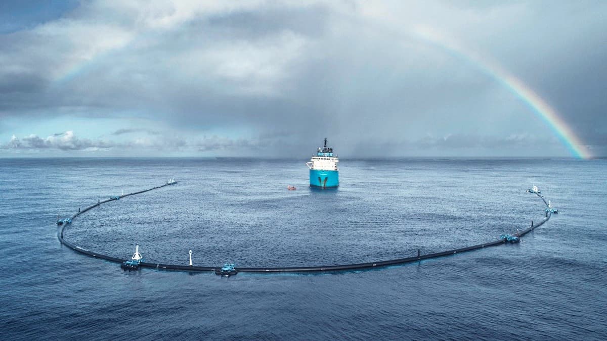 Con una gigantesca "U" flotante buscan limpiar la isla de basura que se encuentra entre California y Hawai