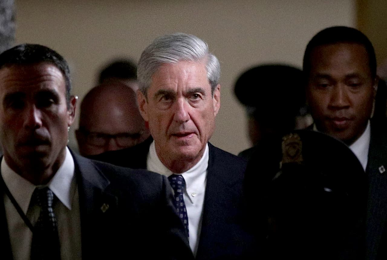 <b>Robert Mueller: el fiscal especial criticado por Donald Trump.</b> El presidente y sus aliados han tratado de desacreditar de Mueller por diversos medios: desde ataques infundados en Twitter, hasta con documentos en el Congreso para sembrar dudas sobre los investigadores. 
<a href="https://www.univision.com/noticias/politica/por-que-el-rusiagate-es-el-mayor-desafio-que-enfrenta-el-nuevo-congreso">Pero aunque tenga la tentación de despedir al fiscal especial, Trump no lo ha hecho porque el costo político sería enorme</a>. Cada vez que Trump renueva su furia desde Twitter contra Mueller, la investigación suele revelar nuevos datos que cercan más y más a su entorno.