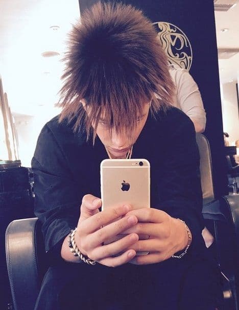 OMG! Austin también cambió de look por un momento y nos mostró una foto del cambio.