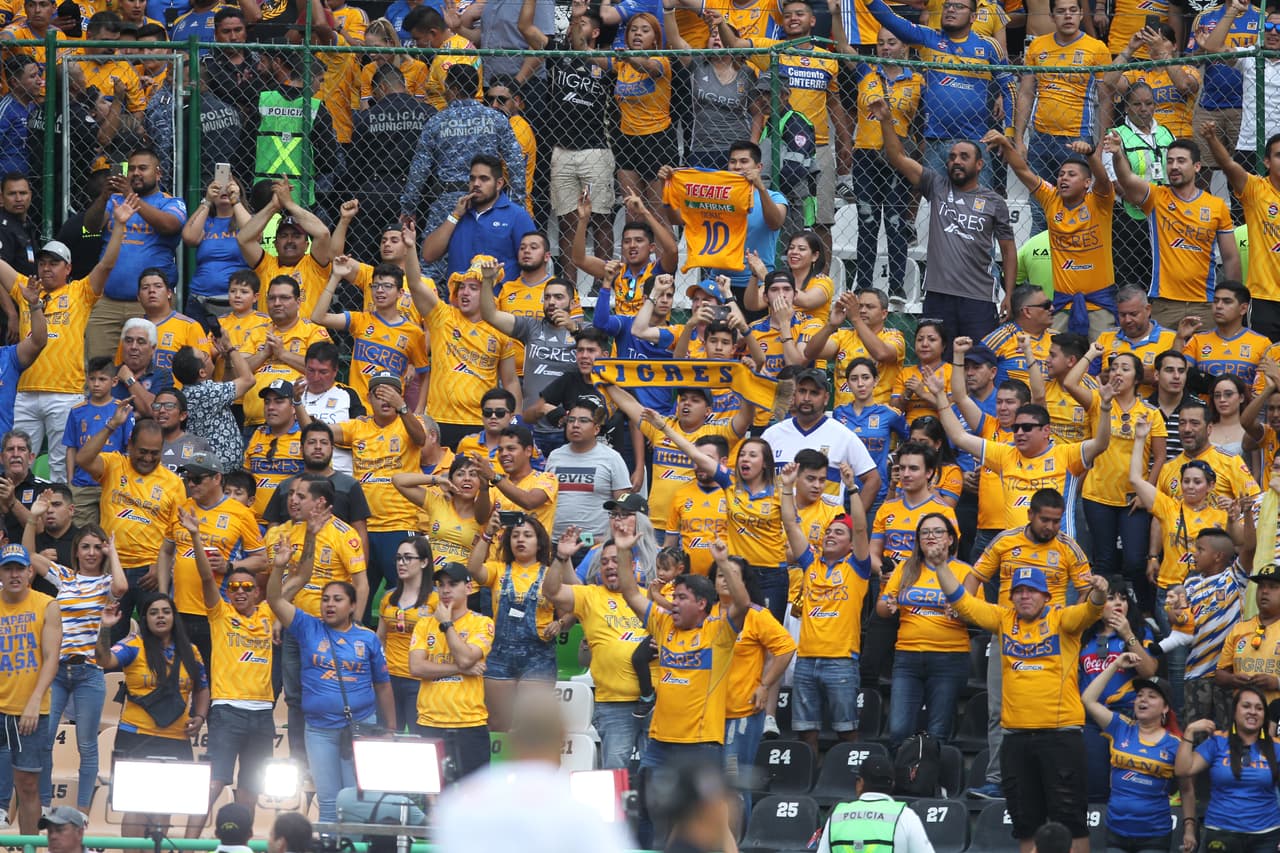 Un grupo de fanáticos de Tigres presente en el Estadio León con la ilusión de celebrar el séptimo título.