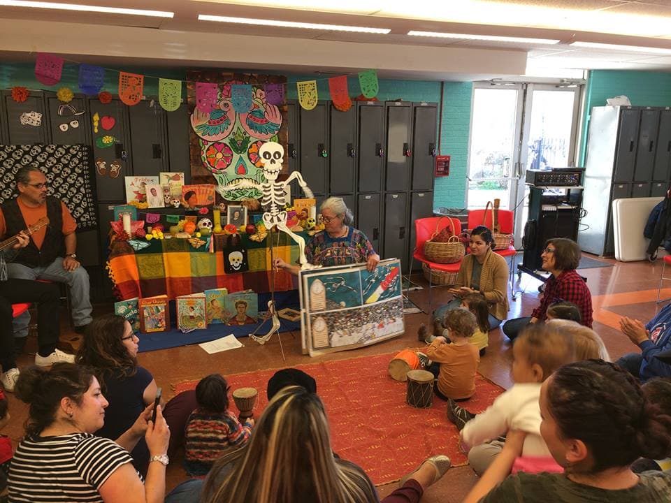 ‘Son Chiquitos' es un programa comunitario gestado dentro de la escena del Son Jarocho en Chicago, la cual desde mediados de la década de los 90 encontró tierra fértil en el barrio de Pilsen.