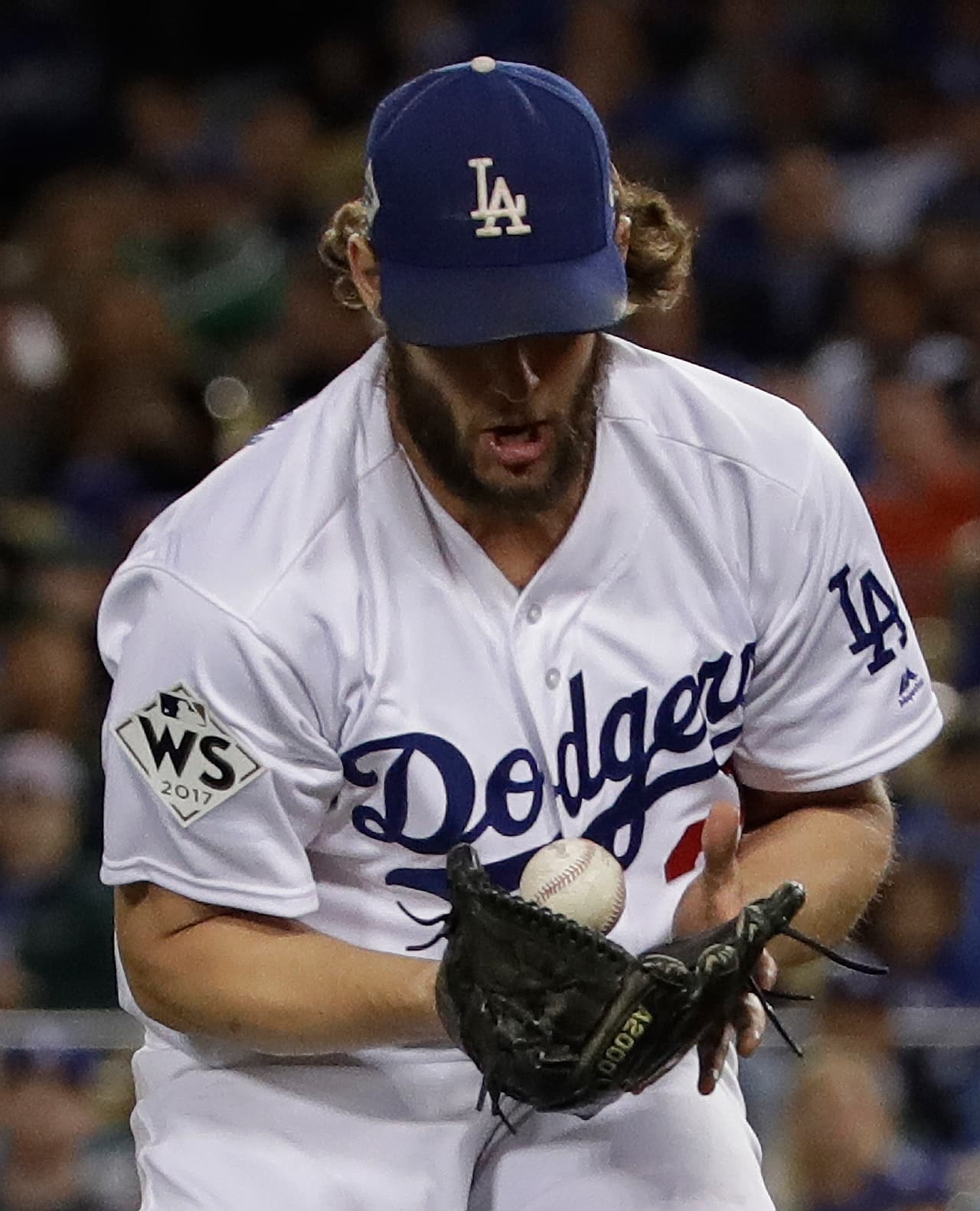 Clayton Kershaw sujetó un batazo de Yuli Gurriel de los Astros en la sexta entrada y mantiene la pizarra igual al inicio de la sexta entrada.