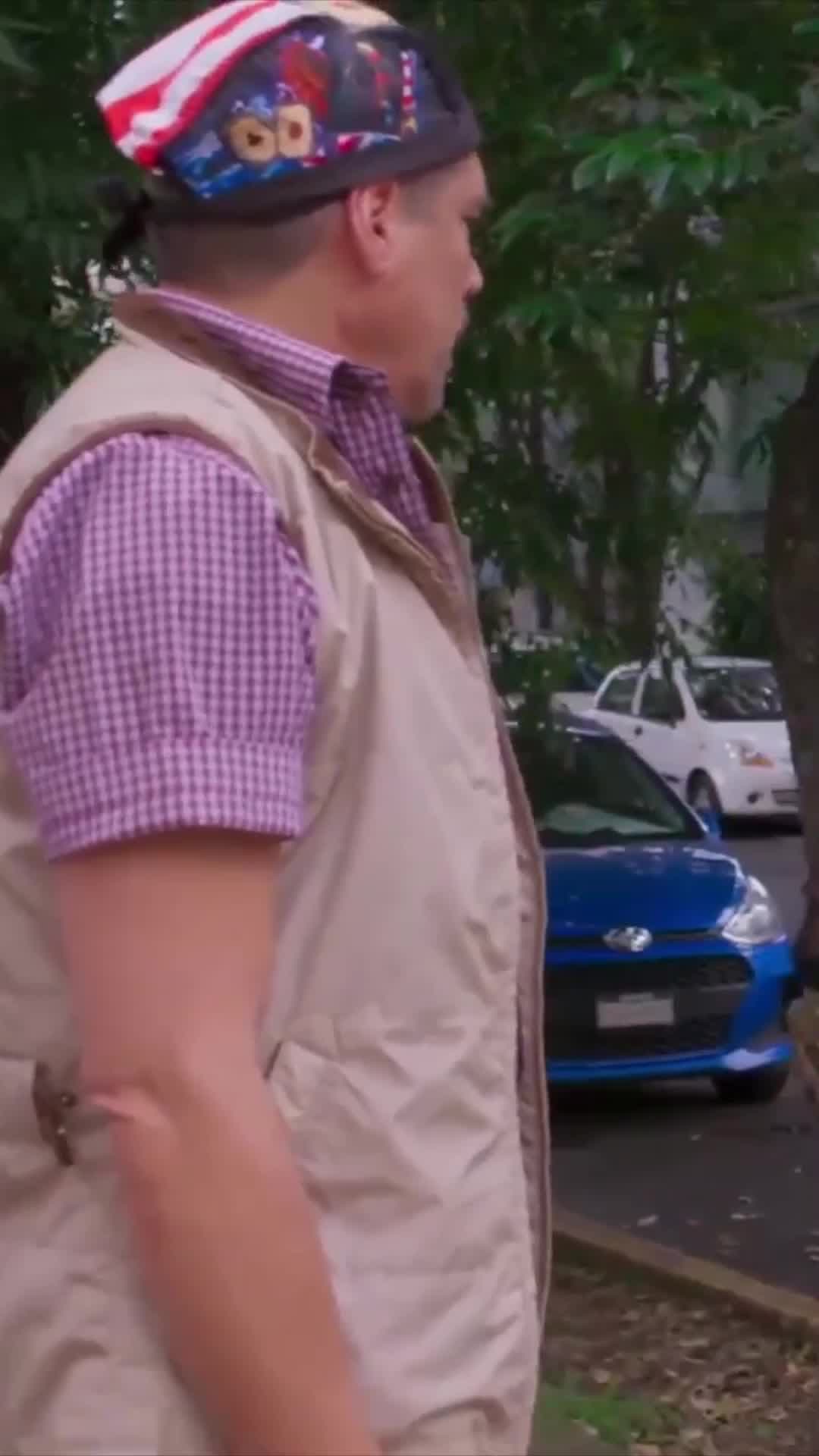 Úrsula tira las cenizas de César a la basura