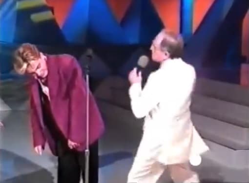 Cristian Castro también recibió su patadita, bastante fuerte por cierto. 
<br>
<br>