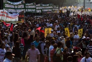 Unas 65 mil personas marcharon en la capital de México en protesta por las reformas constitucionales.