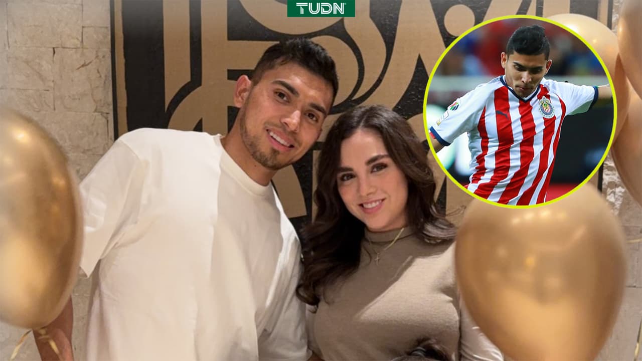 Fans de Chivas celebran el año nuevo con Orbelín Pineda