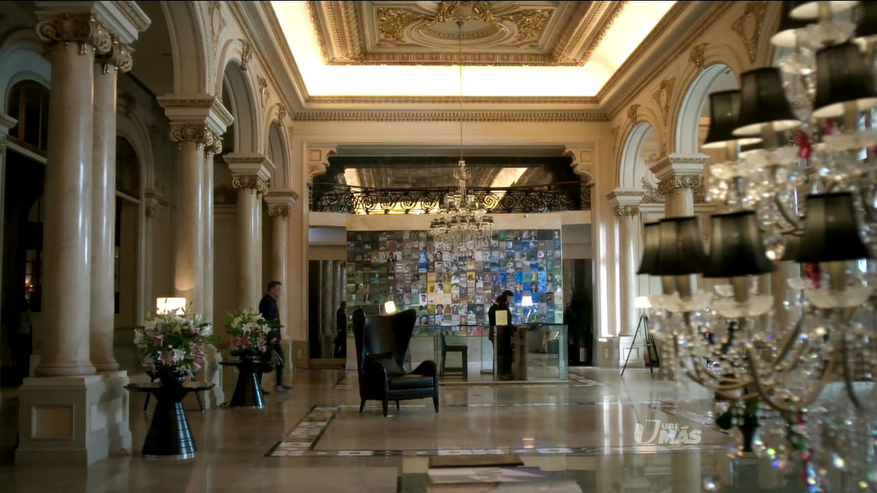 Está adornado con candelabros y pilares cubiertos de mármol.