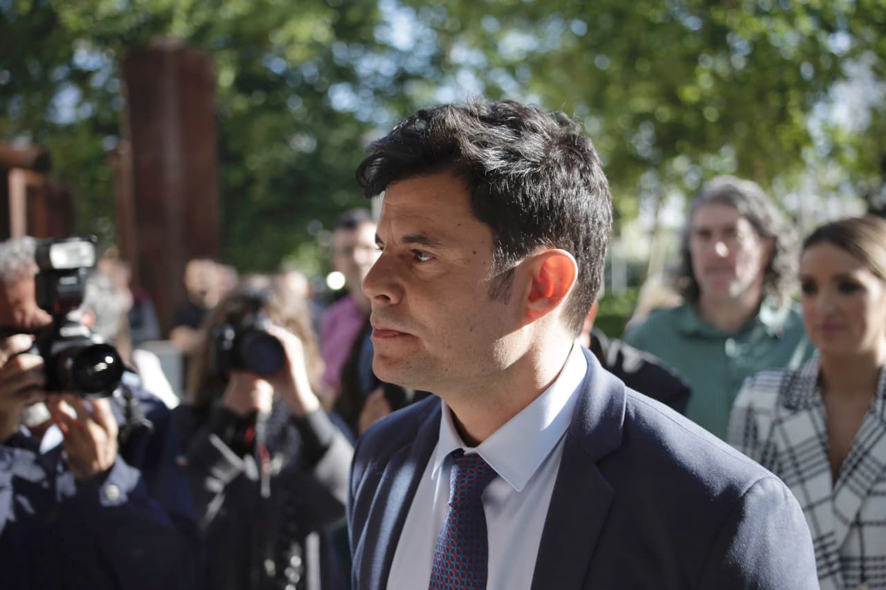 En julio de 2019, pareció que lo había logrado cuando el Juzgado de Primera Instancia número 13 de Valencia, España, determinó que 
<b><a href="https://www.youtube.com/watch?v=x063g4b9XeQ" target="_blank">sí era hijo biológico</a></b> del famoso cantante. 
<br>