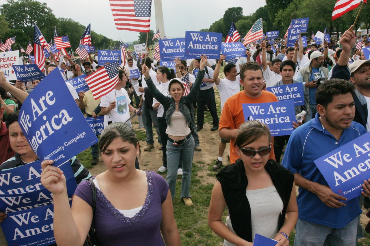 Latinos apoyan la reforma migratoria de Biden, pero culparán a ambos partidos si el Congreso no la aprueba
