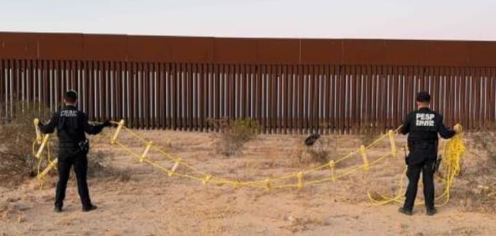 Muestran 
<b>escaleras hechas de materiales como cuerda, madera y herrajes</b> improvisados.