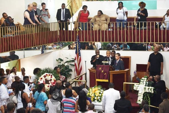 Familiares despidieron a Eric Garner, el hombre que murió bajo custodia de la policía en Staten Island. La agencia municipal que investiga las acusaciones de abusos por parte de la Policía anunció que está estudiando miles de quejas que ha recibido en los últimos años por el uso de técnicas de asfixia para la inmovilización de sospechosos.