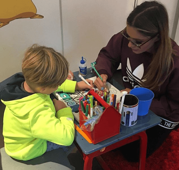 Galilea es una 'súper mamá', ya que a pesar de trabajar y tener distintos proyectos se da el tiempo de ir por su hijo a la escuela y hacer los deberés con él. ¡Qué ternura!