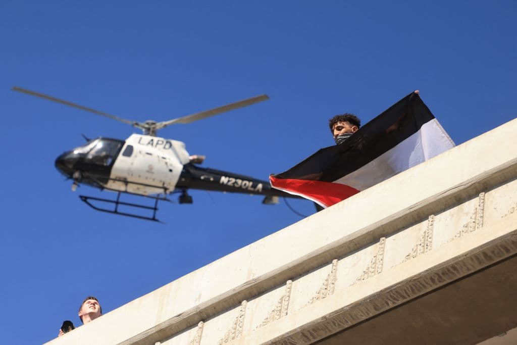 El Departamento de la Policía de Los Ángeles prestó vigilancia y, aunque entrada la tarde hubo una pequeña confrontación con una persona que apoya las acciones de Israel, el pleito no llegó a mayores.