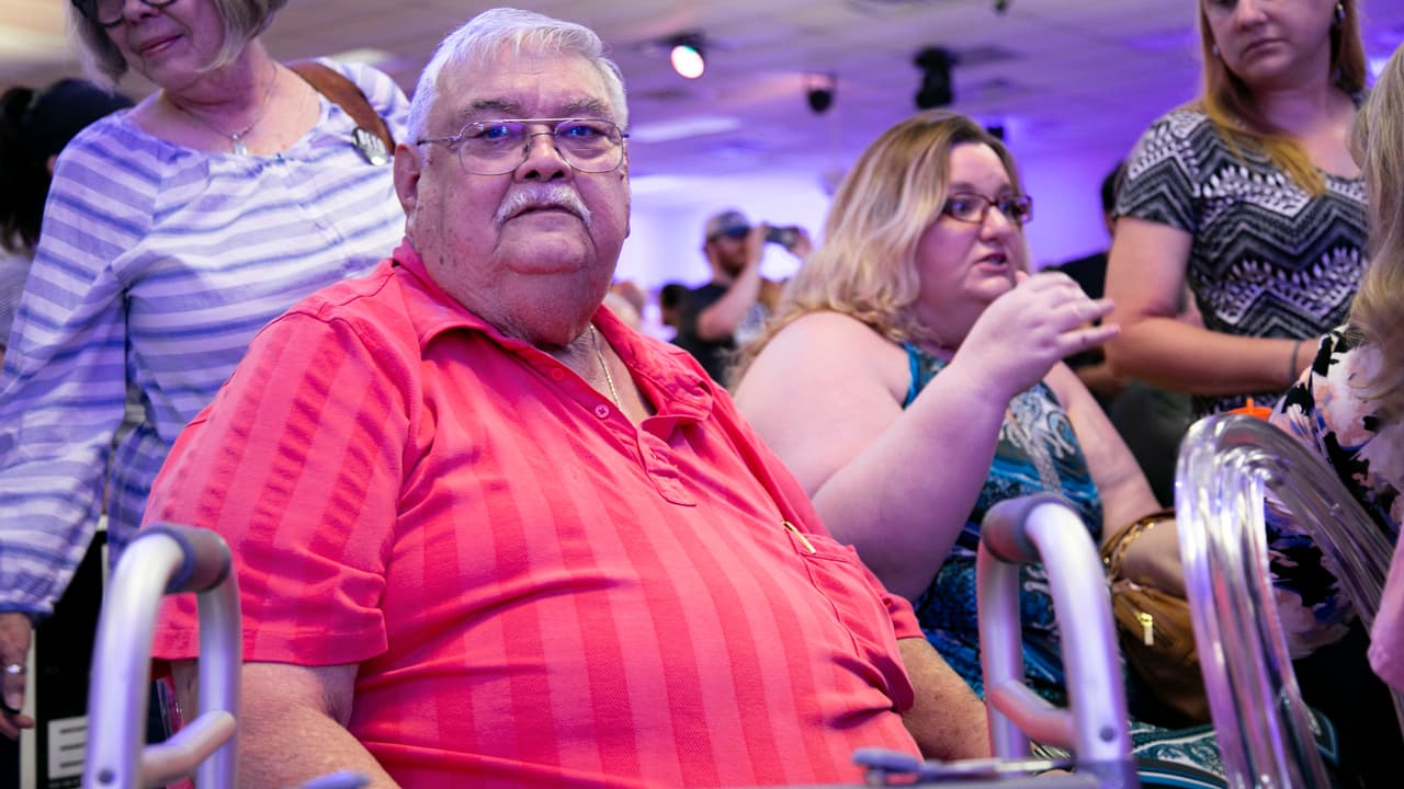 Joe Reyna, un demócrata hispano de vieja data, acudió al evento en Pasadena para mostrar su apoyo a O'Rourke.