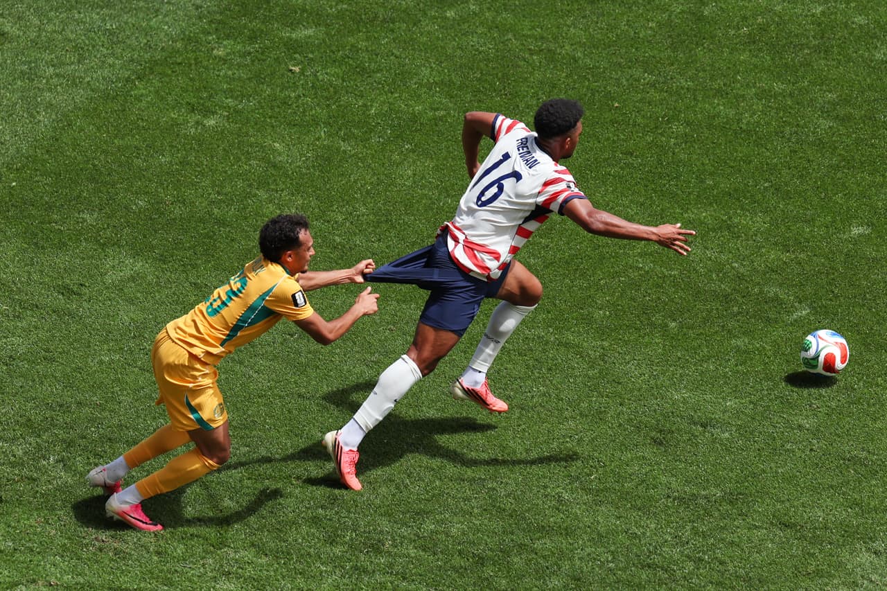 Nishan Velupillay (23) de Australia agarra los pantalones cortos de Alex Freeman (16) de Estados Unidos durante el partido de fútbol del Grupo D de la Copa Mundial entre Estados Unidos y Australia en Seattle, el viernes 19 de junio de 2026.