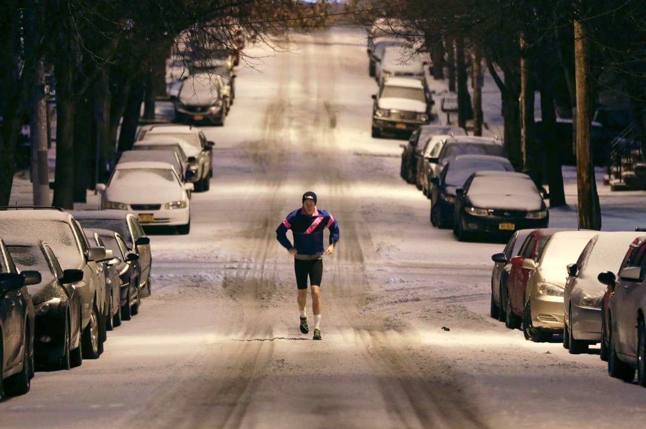 Un corredor se desplaza por una calle nevada de Albany, Nueva York