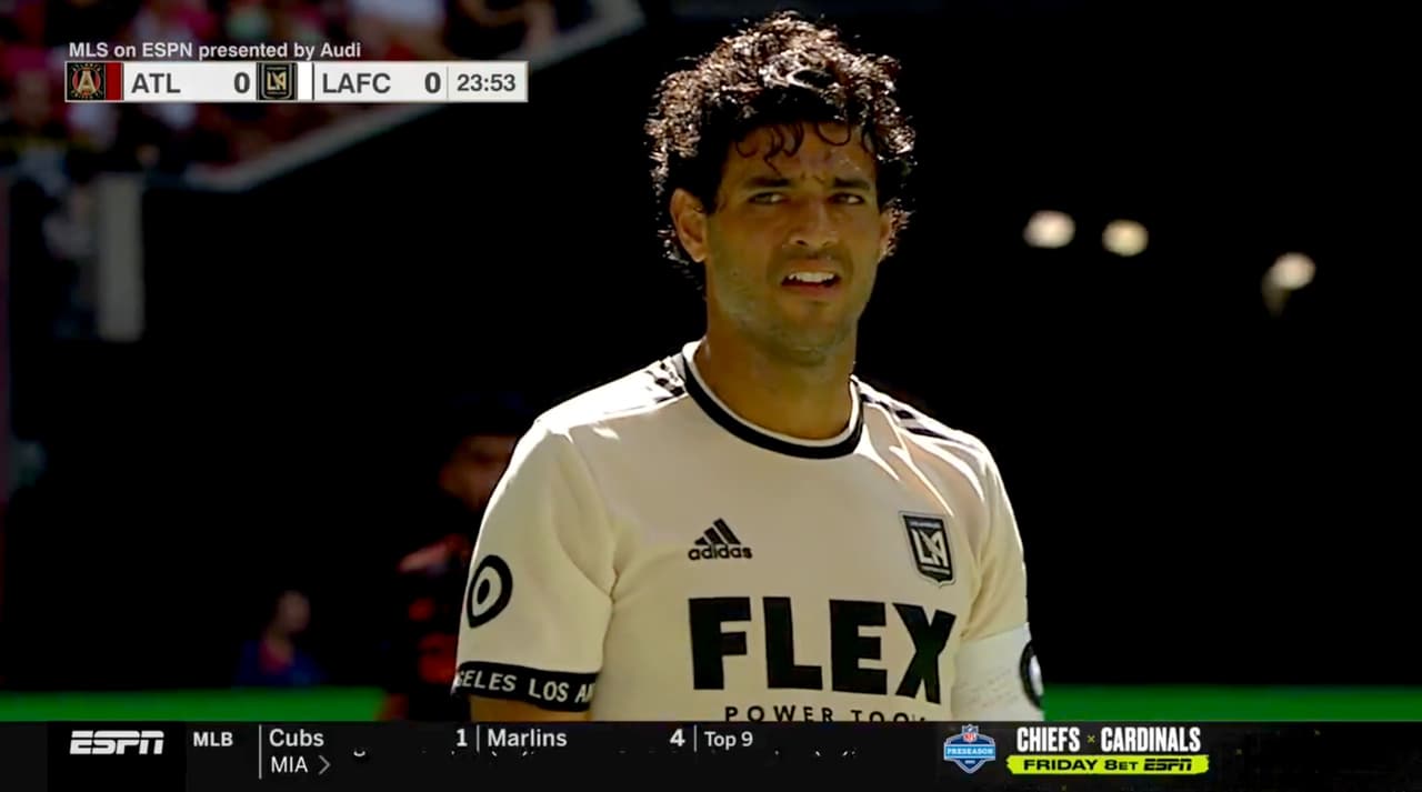 Carlos Vela intenta vencer al portero con un sorprendente remate de chilena