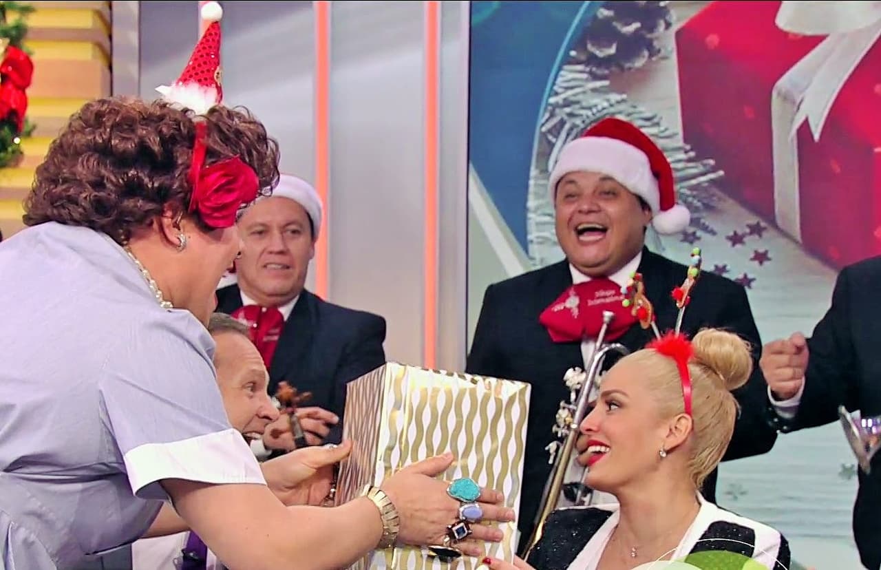 El primer presente fue para Malillany Marín, ella recibió un ramo de novia de parte de Meche, quien considera que es hora de que la cubana contraiga nupcias.