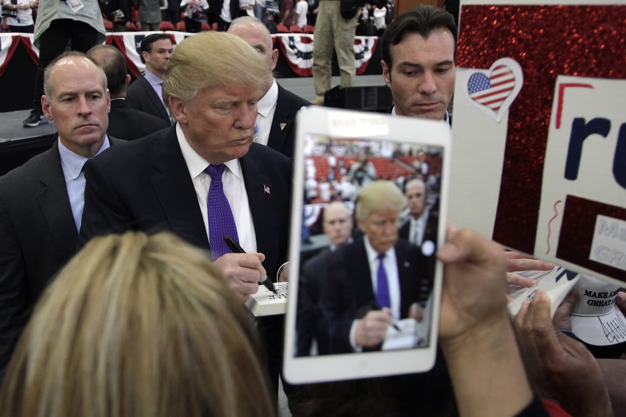 Donald Trump firma autógrafos al término de su evento en Las Vegas, Nevada