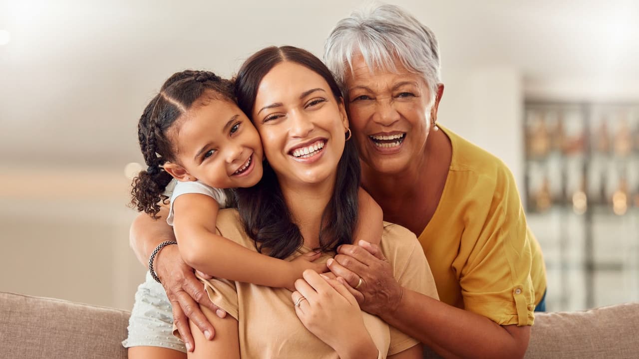 En el Día de las Madres, no se trata de cuánto gastas, sino de cómo le demuestras tu cariño. Ya sea con un pícnic, una canción, una foto o una comida sencilla,
<b>lo que más valora una mamá es el tiempo juntos.</b> Si vives en el norte de Texas, aprovecha
<b> la gran oferta de espacios públicos, eventos comunitarios y actividades gratuitas</b>. Solo hace falta un poco de creatividad y mucho corazón.