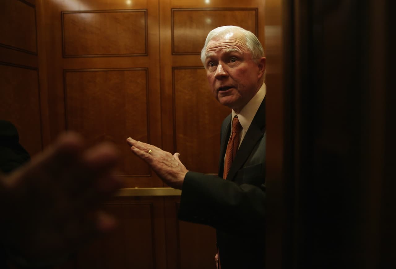 <b>Jeff Sessions, fiscal</b> 
<b>general de la nación.</b> El senador por Alabama se ha opuesto a la inmigración legal, incluyendo programas para trabajadores provisionales para inmigrantes sin papeles y programas de visas para las ciencias, matemáticas y alta tecnología. En 1986 fue bloqueado de convertirse en juez federal por acusaciones de racismo. Sus colegas dieron testimonio jurado de que usaba la palabra más ofensiva para referirse a la gente negra.