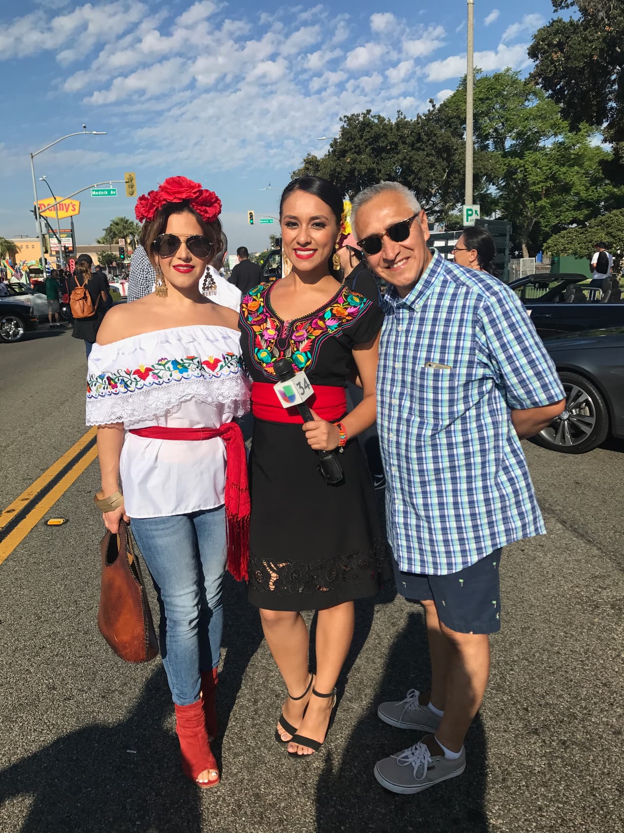 Erika Reyna acompañó a otros locutores y talentos de Univision durante una caravana para celebrar las 'Fiestas Patrias' en el sur de California.