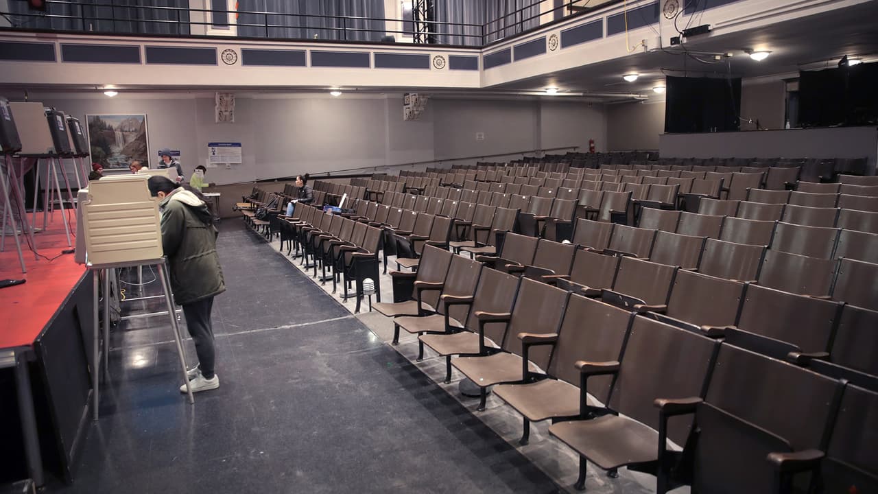 Para los
<b>residentes de Chicago</b> y
<b>los condados de Cook y DuPage</b> hay
<b>otras opciones</b>, además de las urnas.
<br>En Chicago, los votantes pueden acudir a
<b>los centros de votación anticipada</b> que permanecerán abiertos.
<br>En el
<b> condado Cook</b> permanecerán abiertos los sitios en
<b>69 W. Washington St. y el del 225 de Canal St. </b>