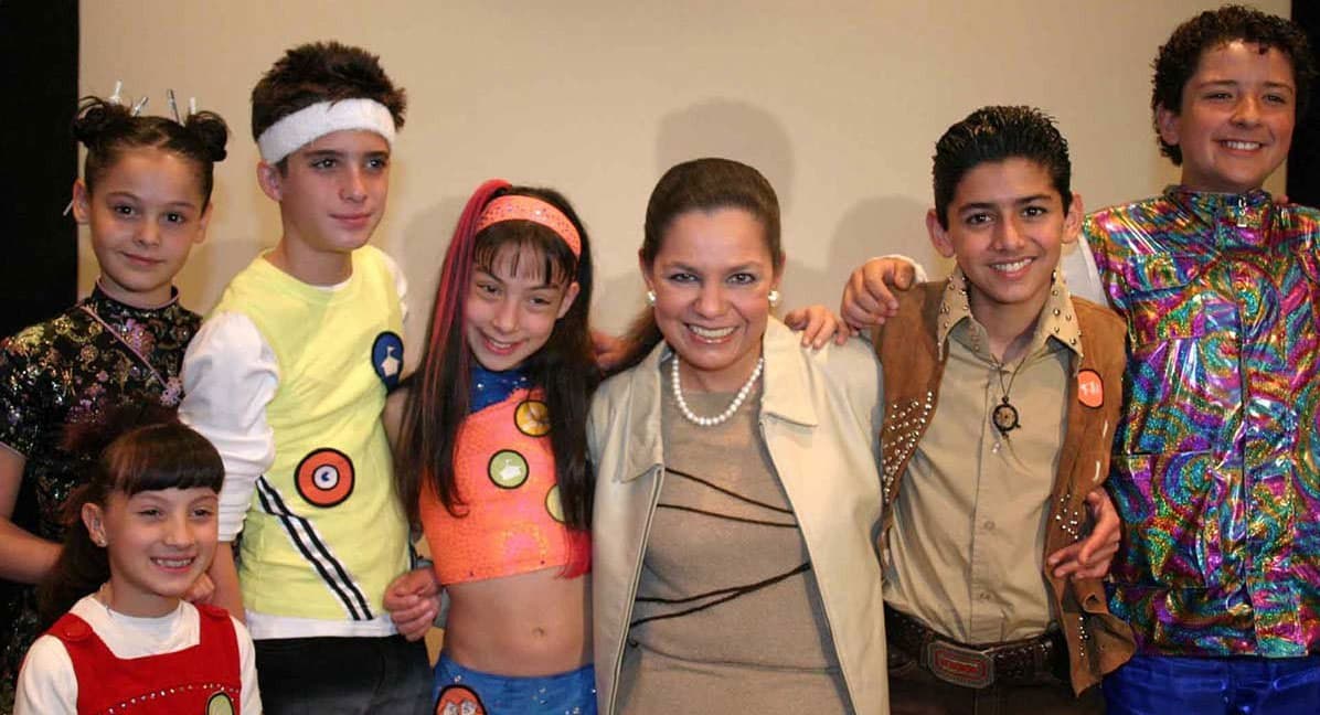 Fue así que Rosy Ocampo le dio su primera oportunidad en las telenovelas, la productora escogió a los mejores talentos de 
<b>'Código F.AM.A.'</b> para la historia de 
<b><a href="http://www.univision.com/programas/novelas/este-es-el-antes-y-despues-de-los-actores-infantiles-de-alegrijes-y-rebujos-fotos">'Alegrijes y Rebujos'</a></b> (2003).