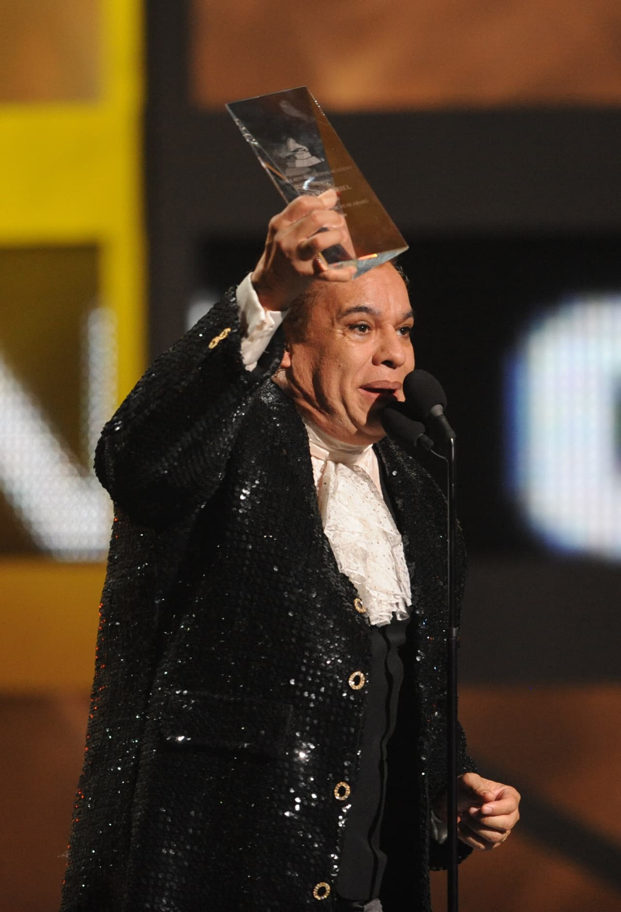 <h3 class="cms-h3-H3">Juan Gabriel</h3>
<br>
<h3 class="cms-h3-H3">Año: 2009</h3>