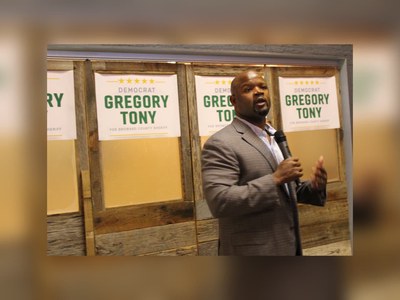 El sheriff del condado de Broward, Gregory Tony anuncia la victoria sobre su predecesor Scott Israel