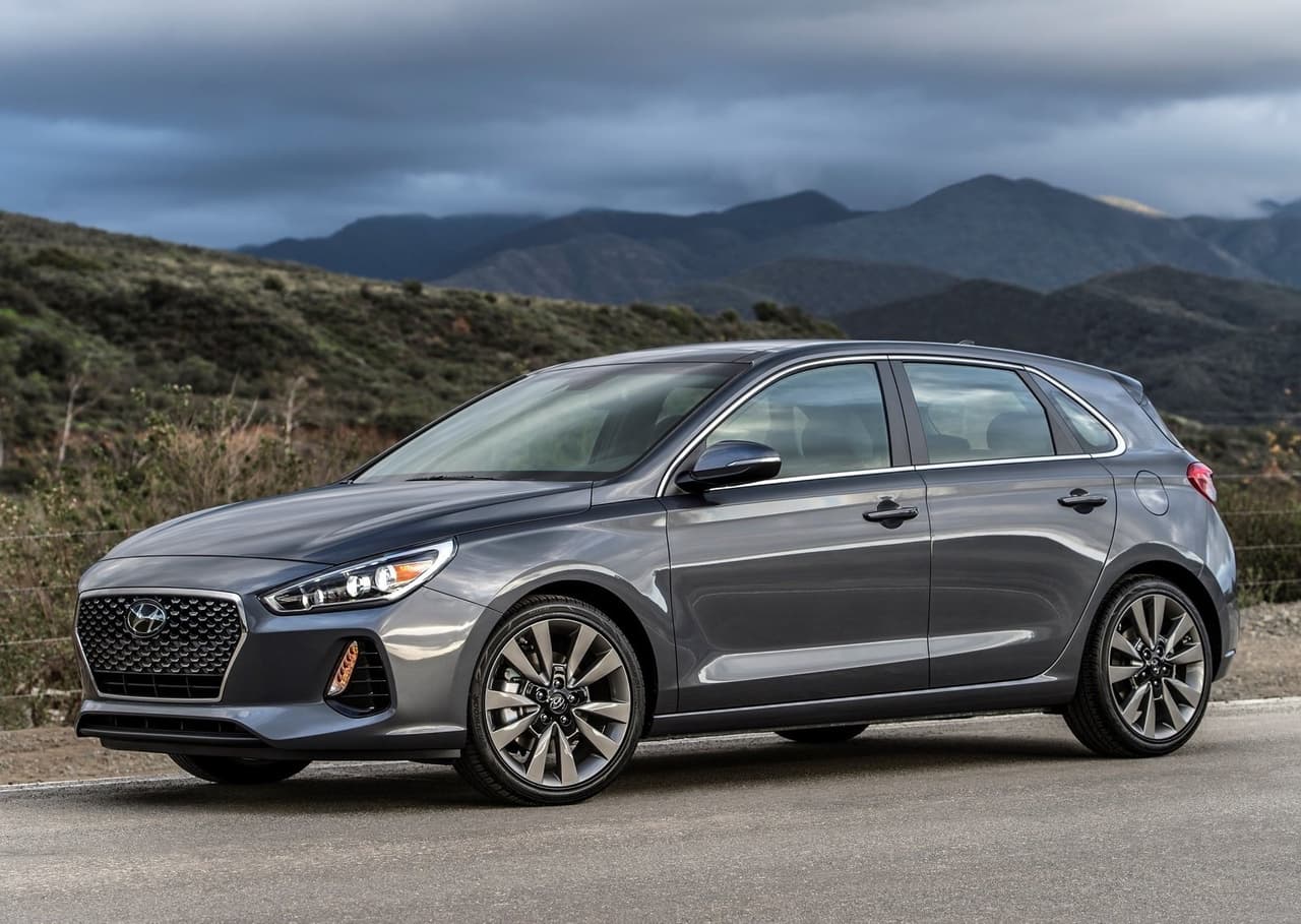<h3 class="cms-H3-H3"><b>Hyundai Elantra GT</b></h3>
<br>
<br>La firma surcoreana planea únicamente deshacerse de la variante hatchback de su popular Elantra, dejando aún con vida al sedán. El Elantra GT llegó al mercado de Estados Unidos en 2013 y luego fue rediseñado en 2018. Tras esta decisión de terminar su producción, el único hatchback que queda en el portafolio de Hyundai es el Veloster, aunque este puede ser adquirido tanto en su versión N más deportiva como en la convencional.
<br>