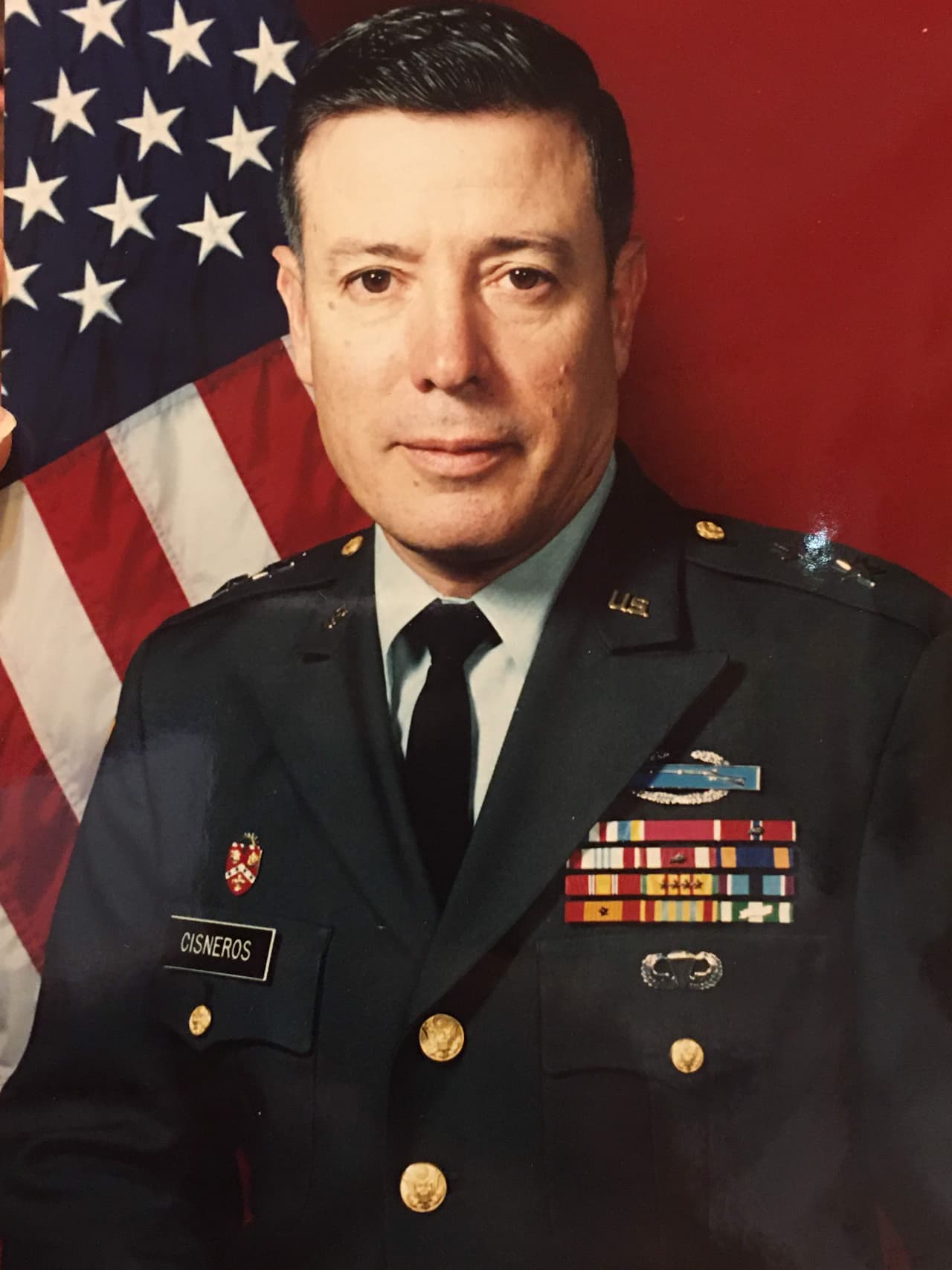 Cisneros, quien ahora tiene 80 años, tuvo una distinguida carrera militar de 35 años y era el oficial militar hispano de más alto rango cuando se retiró en 1996.